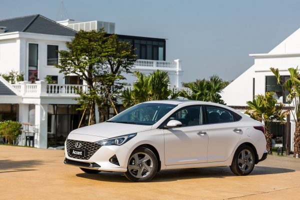 Hyundai Accent dac biet mau trang 600x400